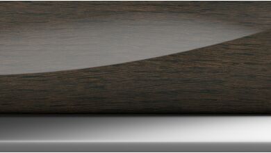 4K1 | Dřevěné obložení interiéru z tmavého vysoce lesklého dubu s akcentní lištou Pearl Chrome
