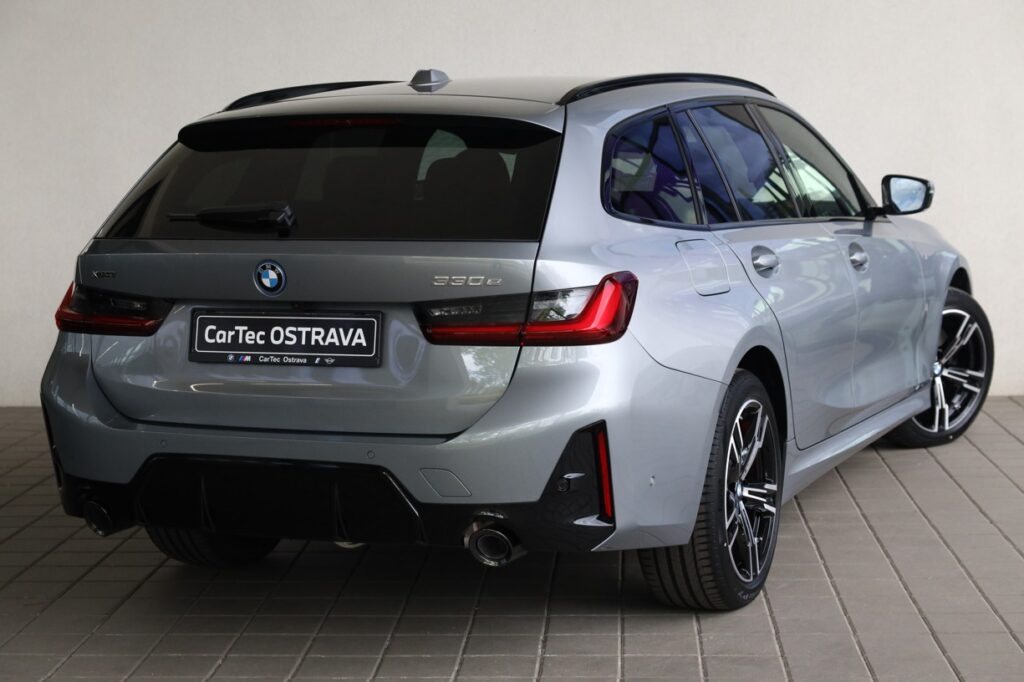 BMW 330e xDrive Touring
