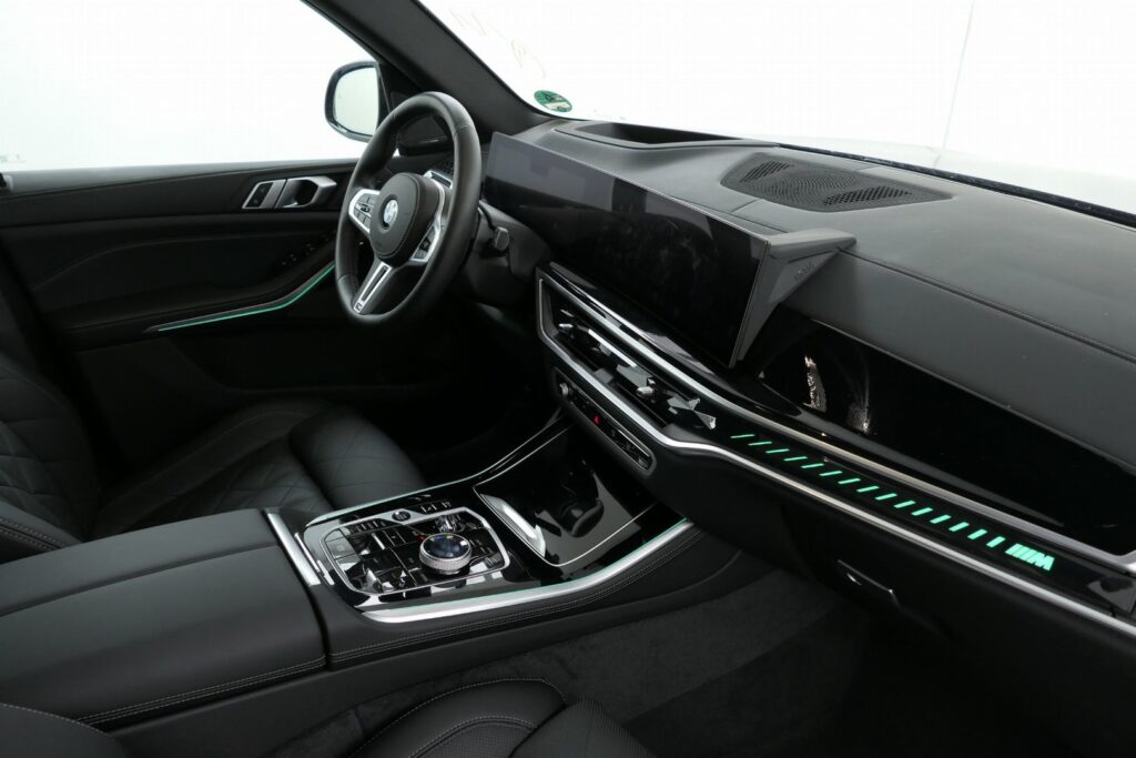 BMW X5 M60i