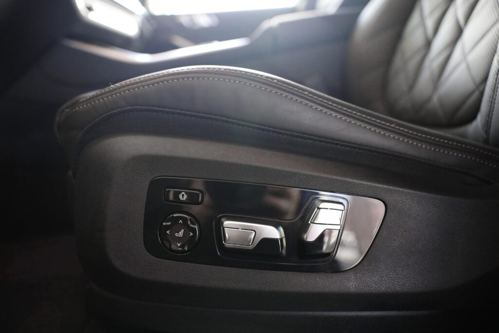 BMW X5 M60i