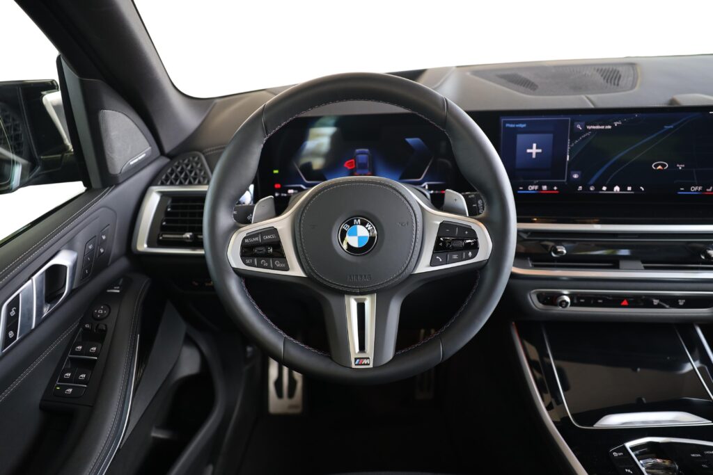 BMW X5 M60i