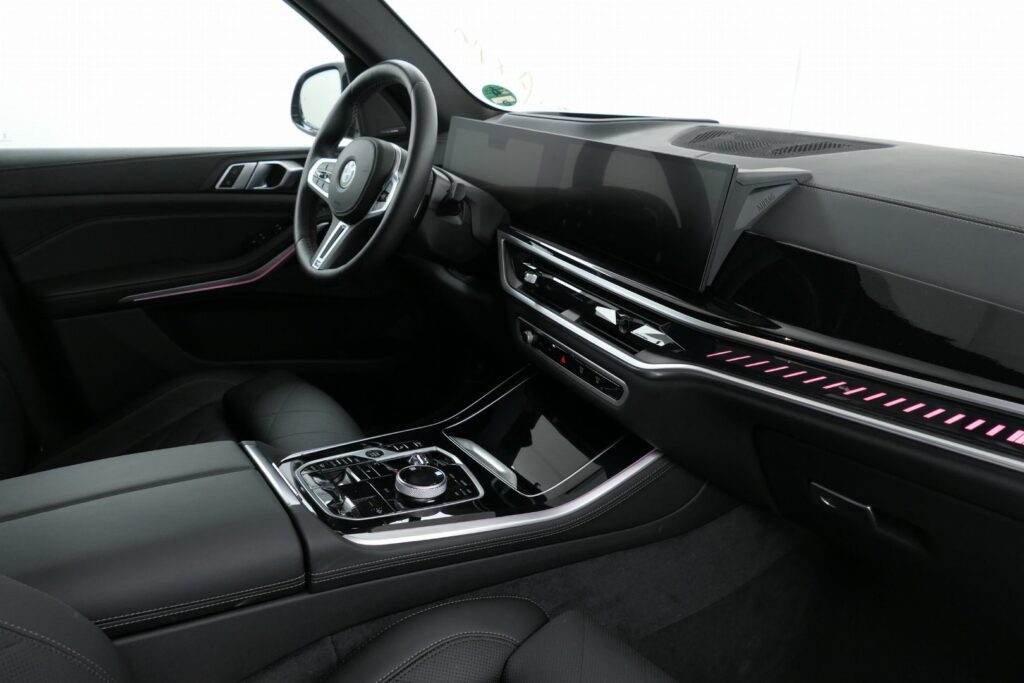BMW X5 M60i