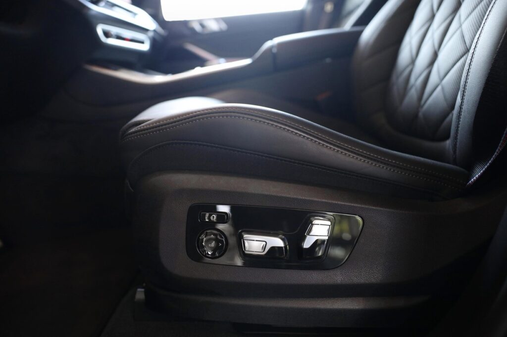 BMW X5 M60i