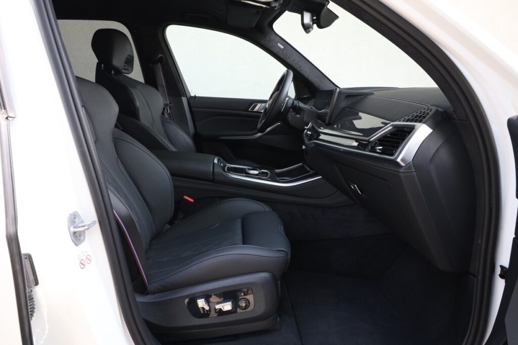 BMW X5 M60i