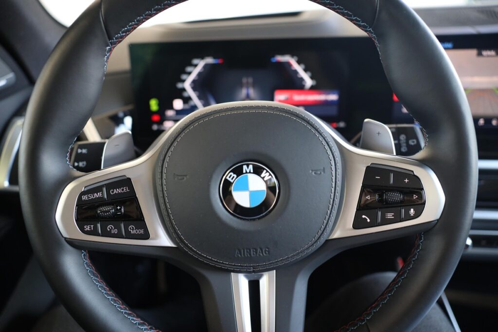 BMW X5 M60i