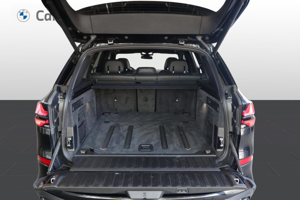 BMW X5 M60i