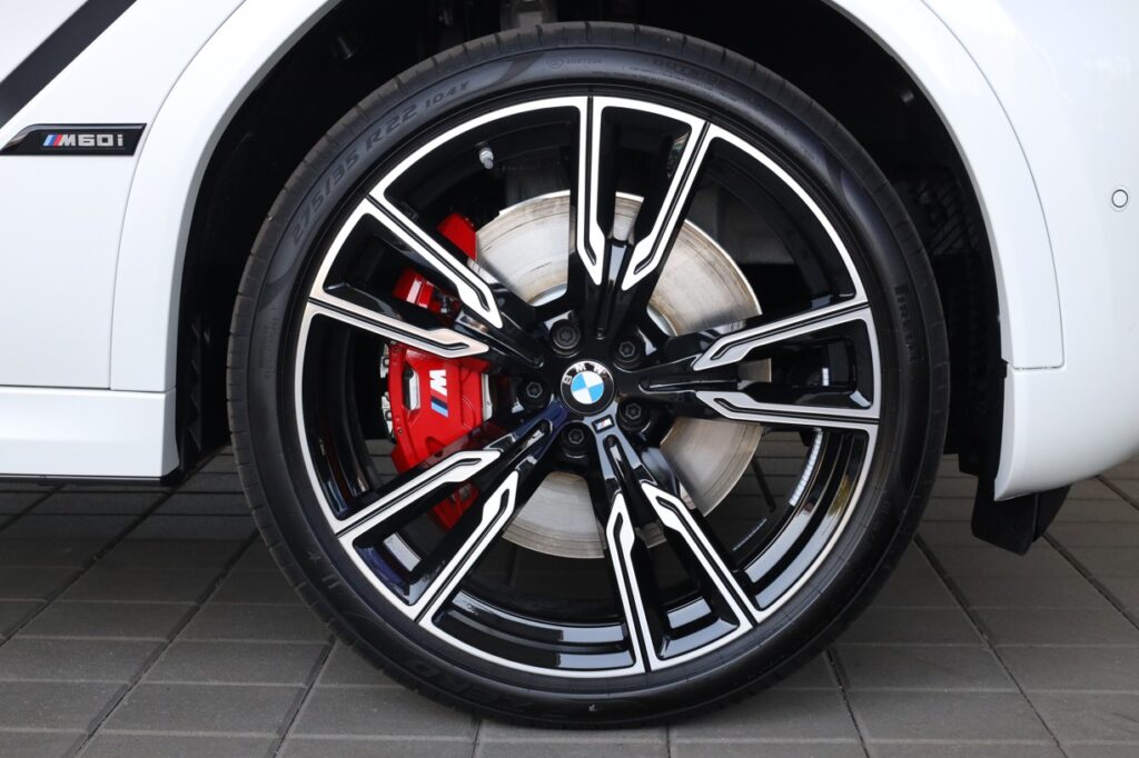 BMW X6 M60i