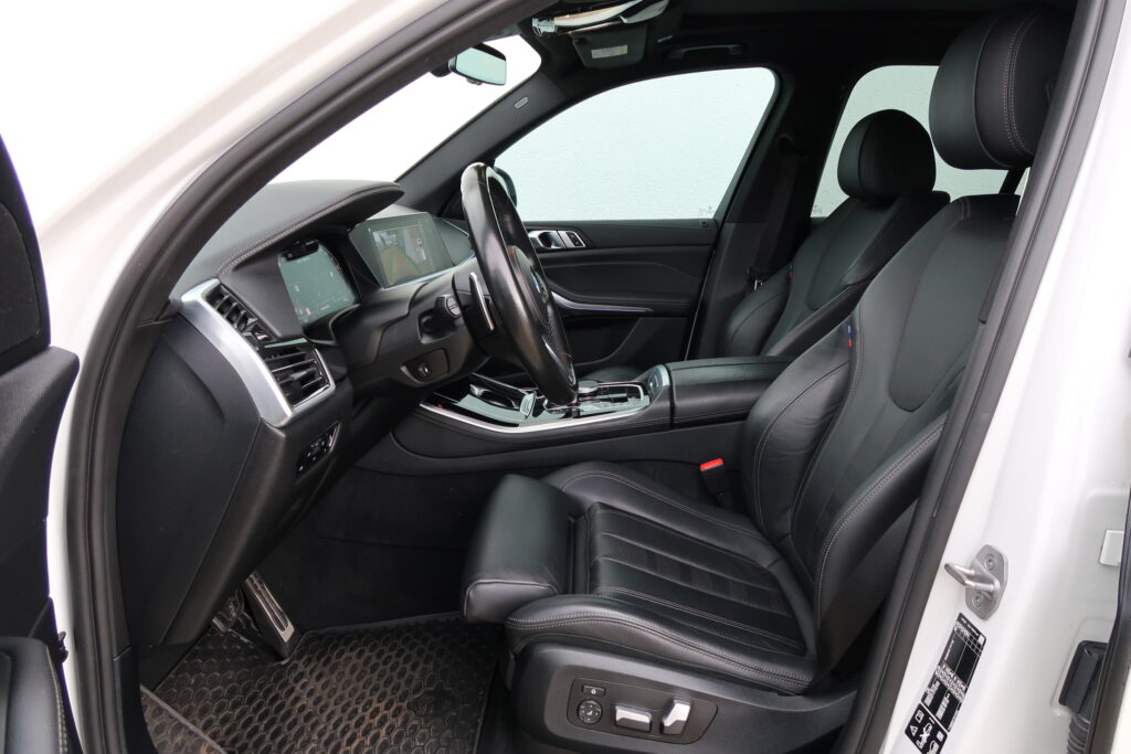 BMW X5 M50i