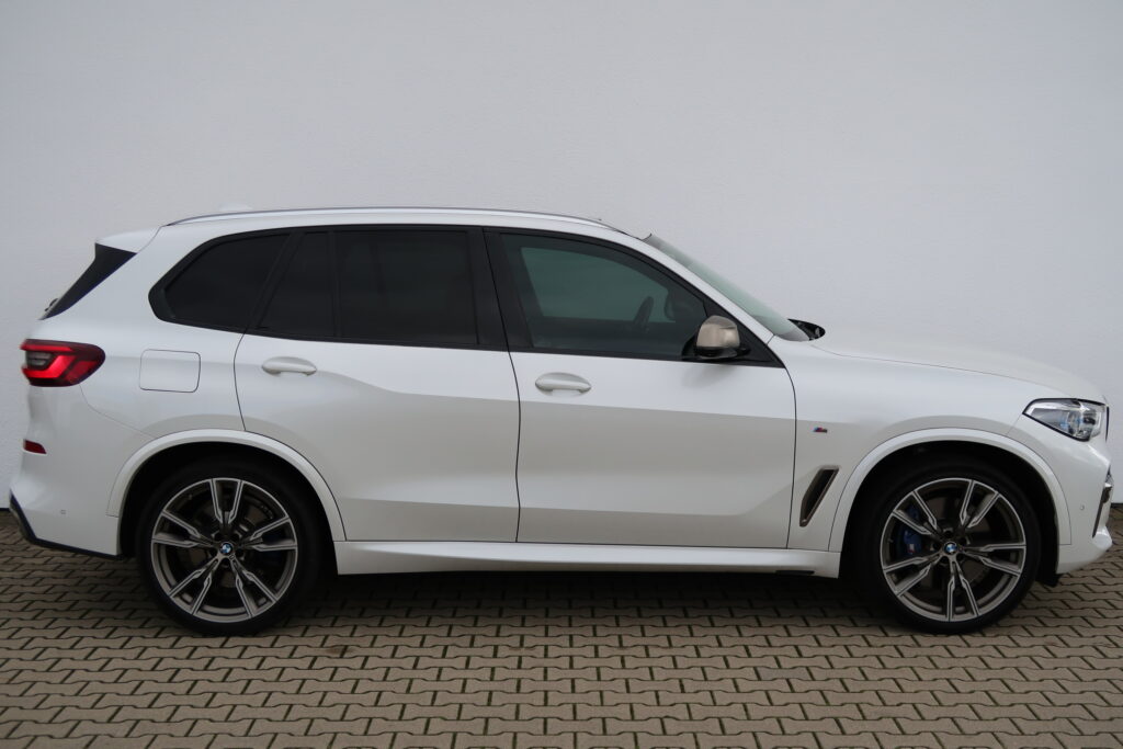 BMW X5 M50i