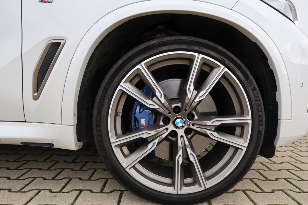 BMW X5 M50i