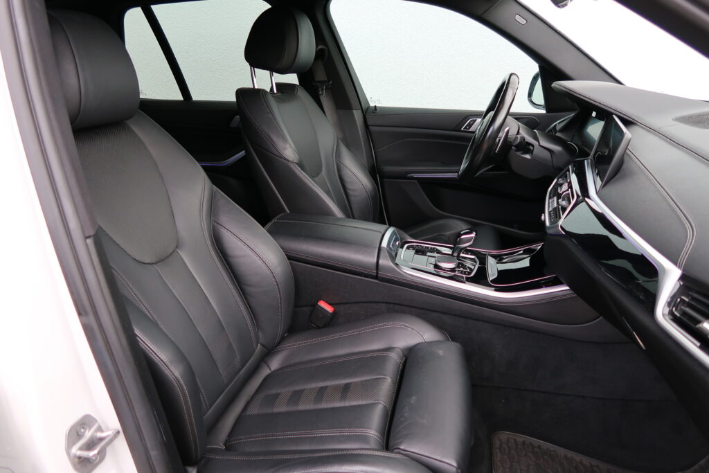 BMW X5 M50i
