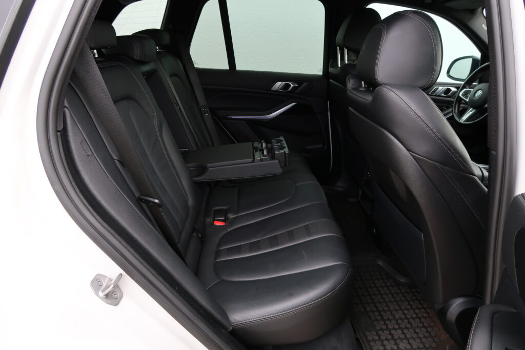BMW X5 M50i