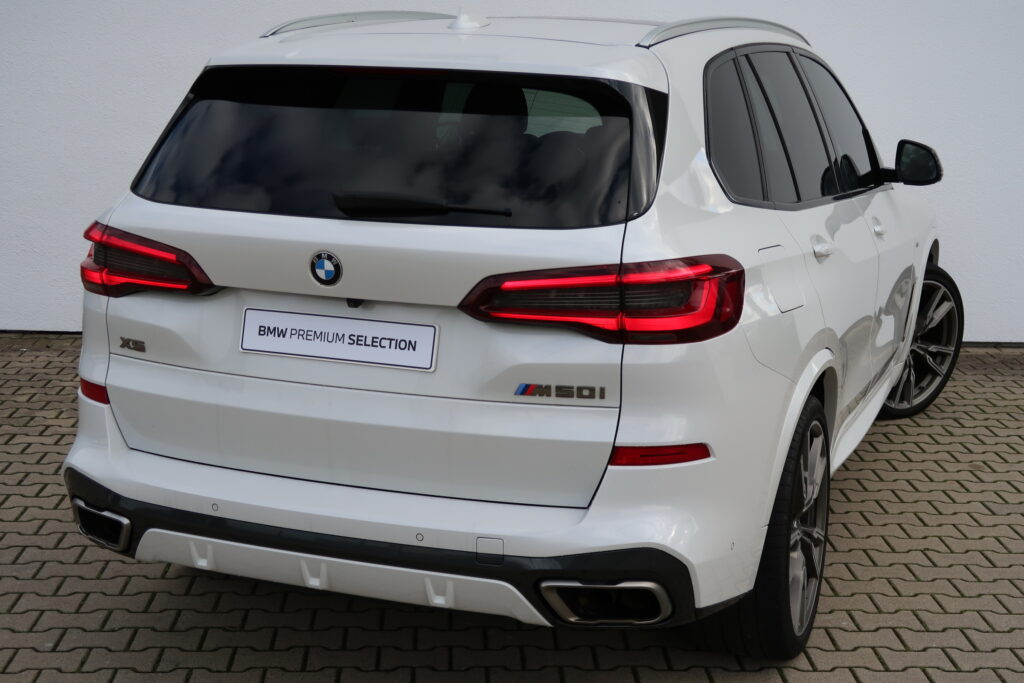 BMW X5 M50i