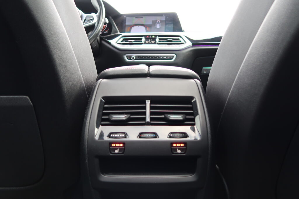 BMW X5 M50i