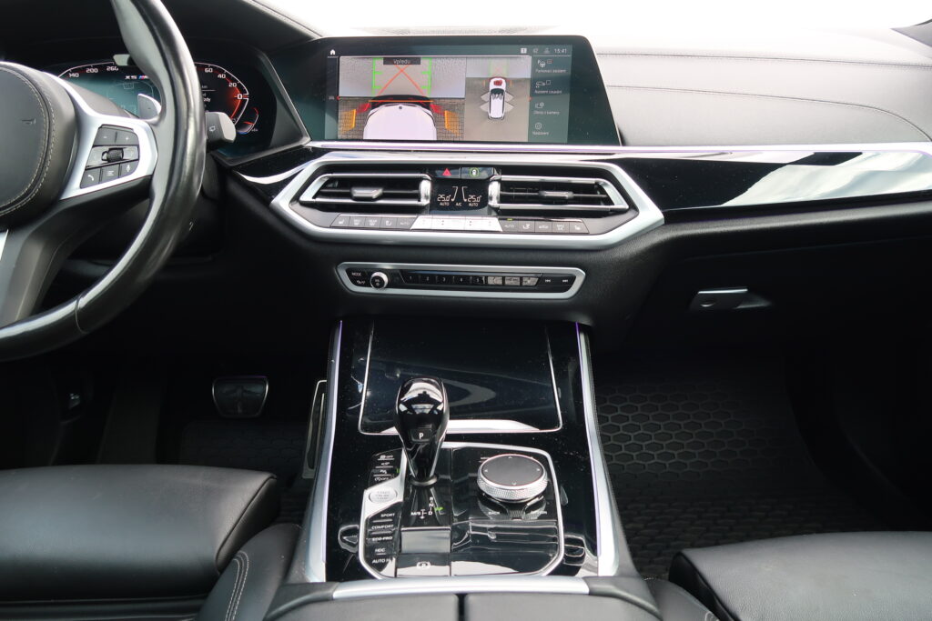 BMW X5 M50i