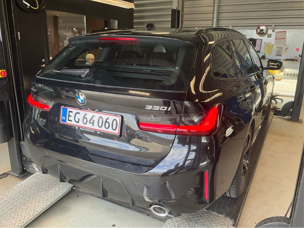 BMW 330i xDrive Touring