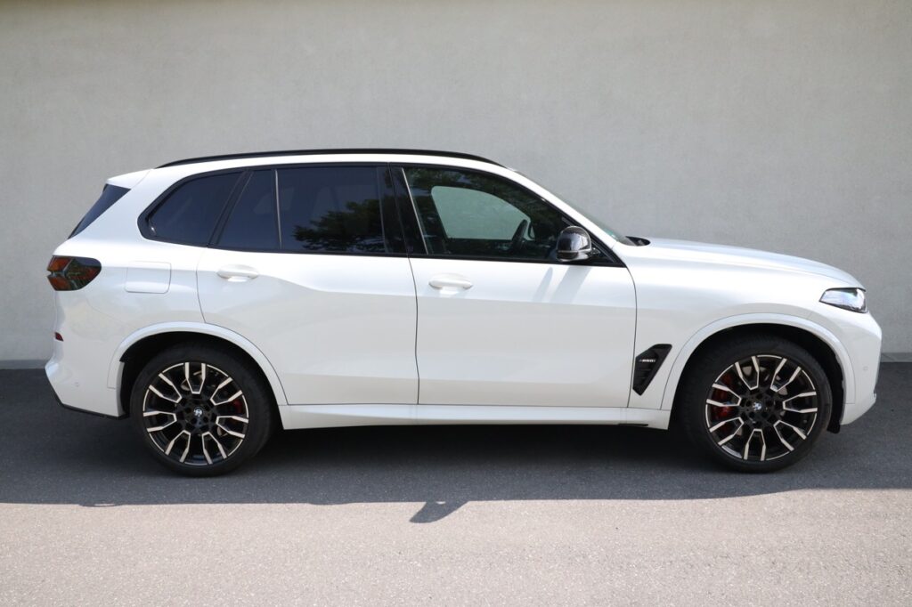 BMW X5 M60i