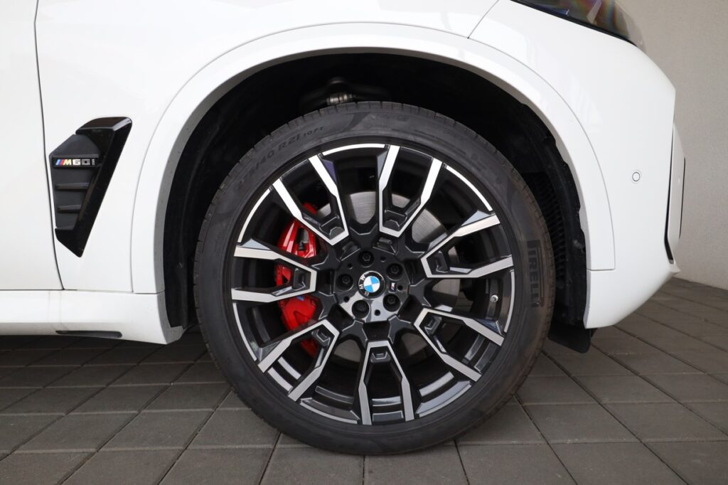 BMW X5 M60i