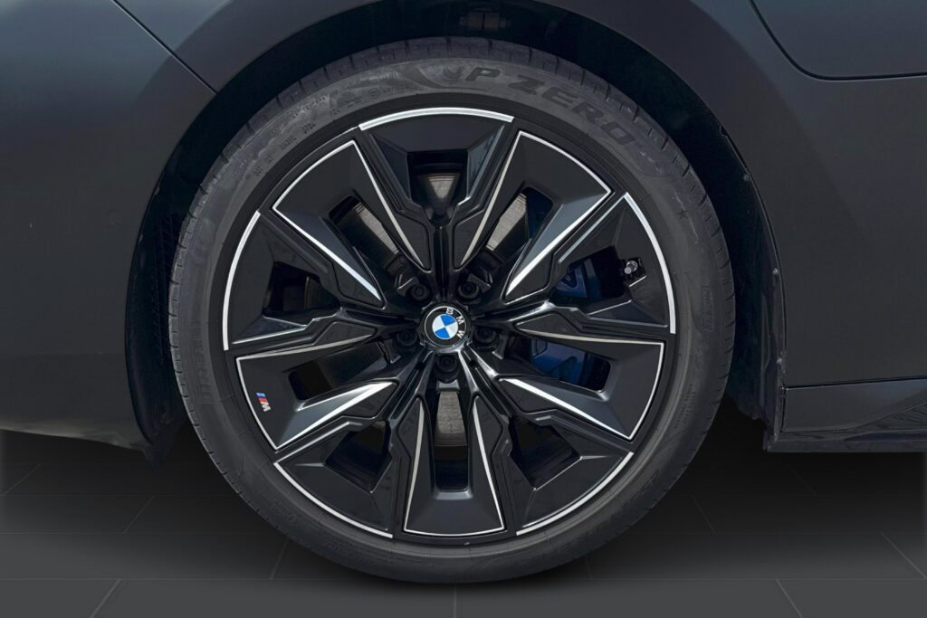 BMW M760e xDrive Sedan