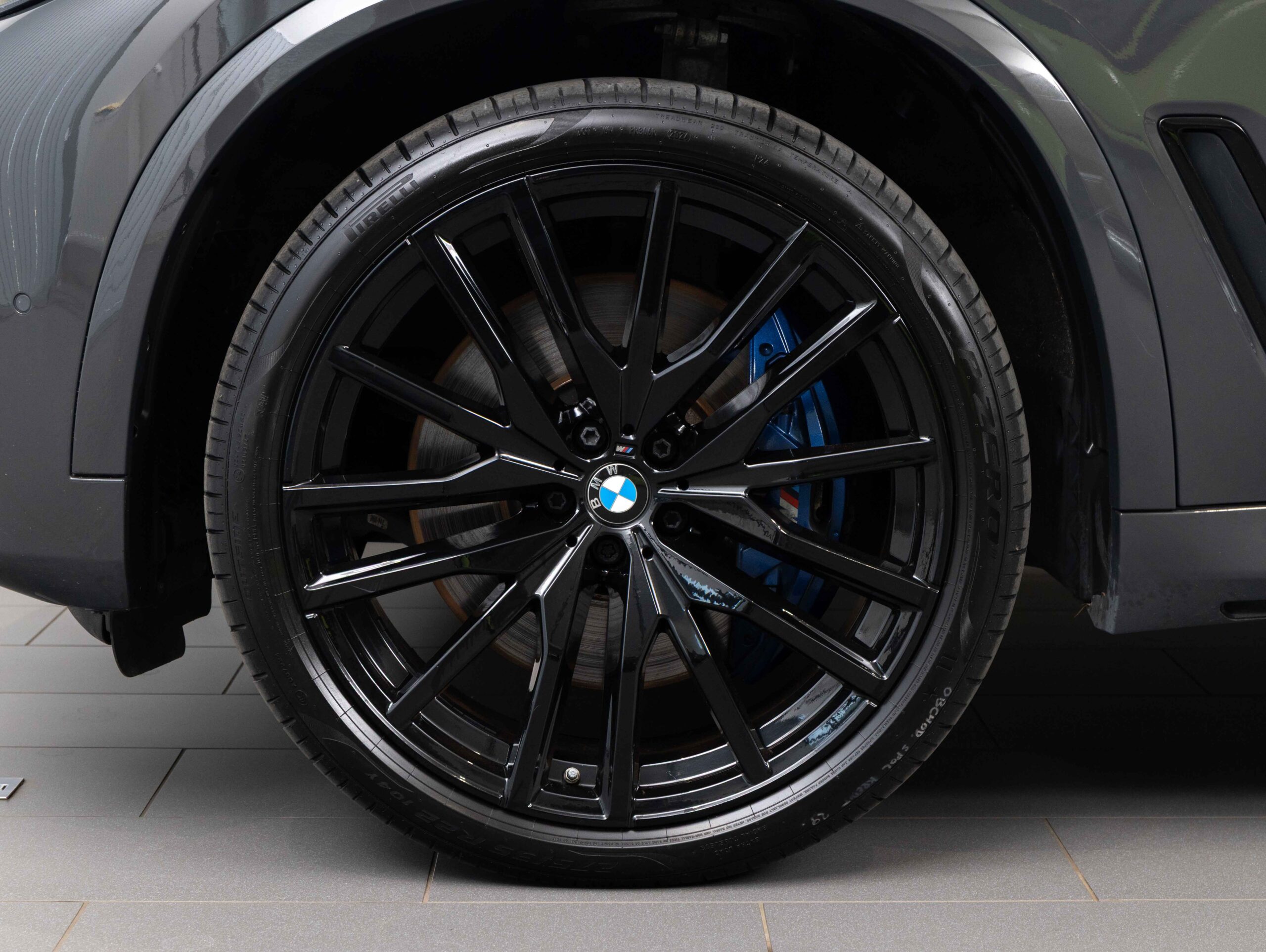 BMW X5 M50i