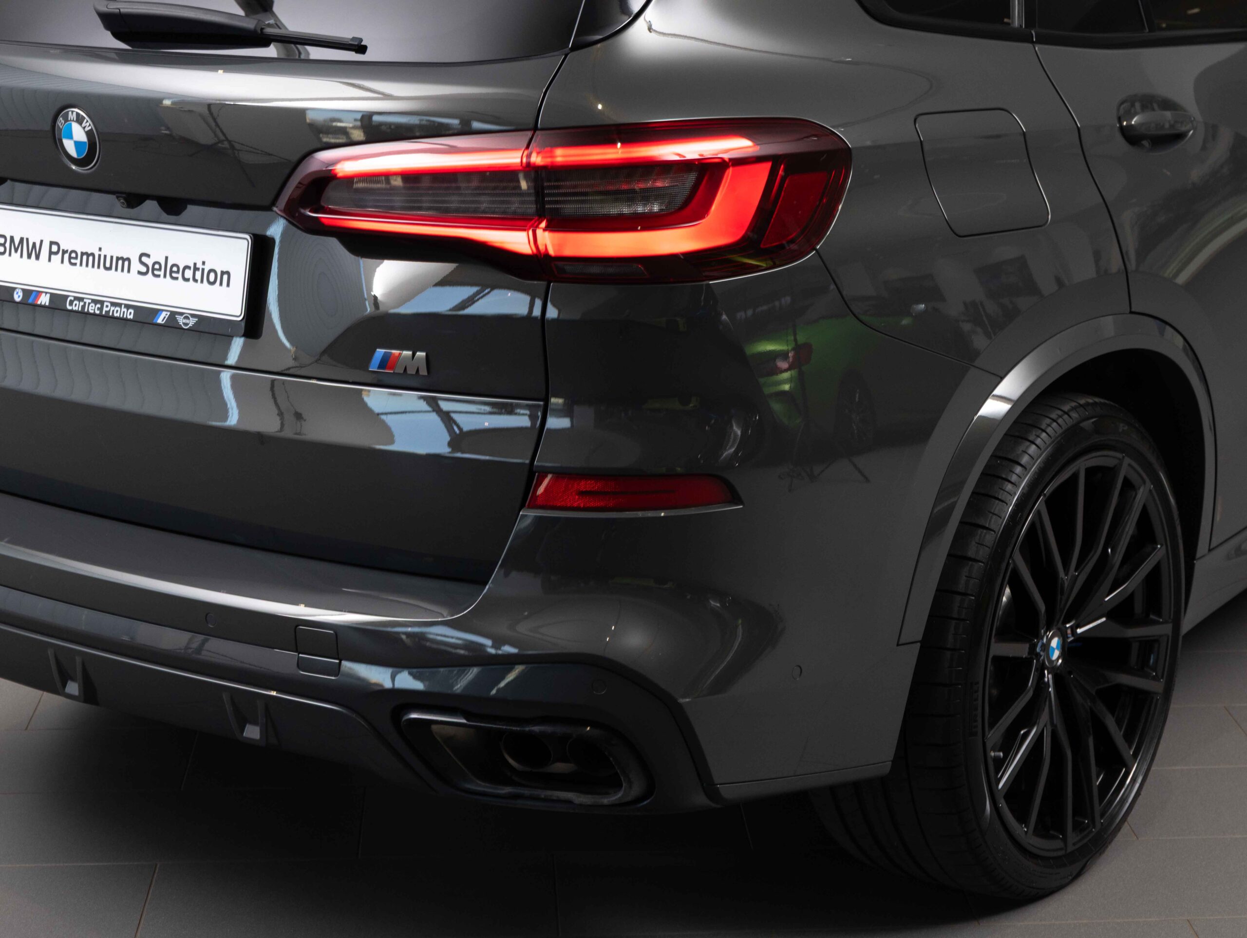 BMW X5 M50i