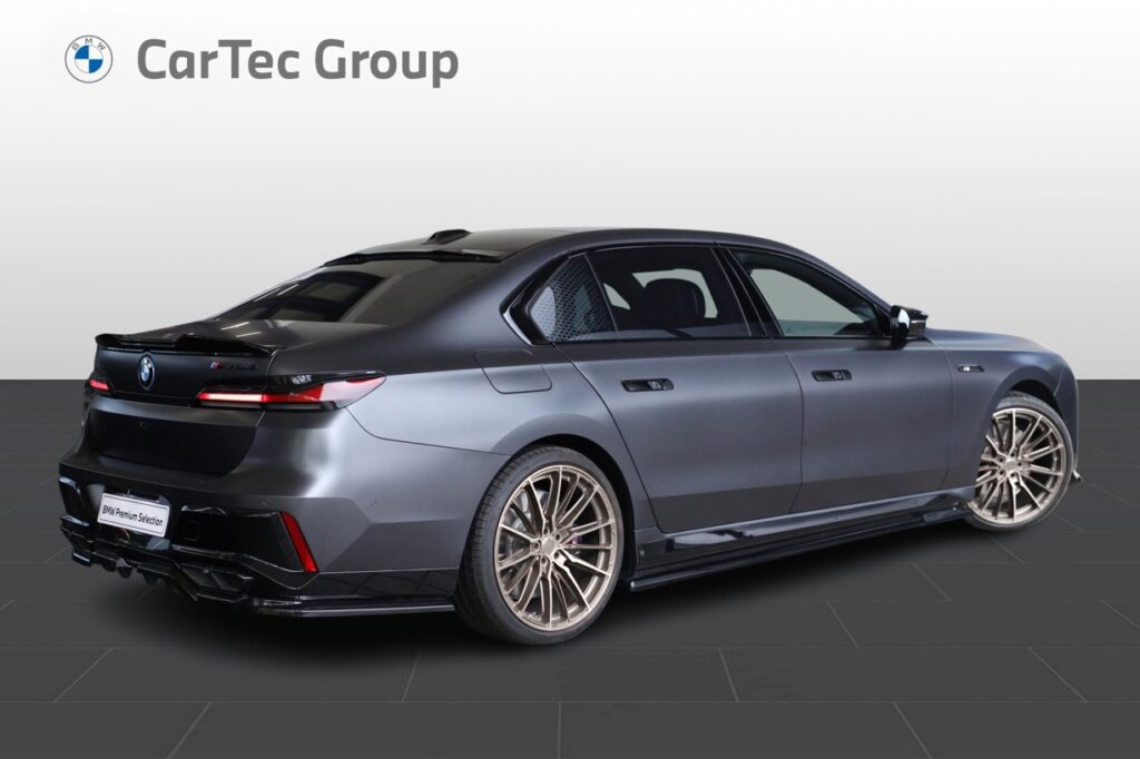 BMW M760e xDrive Sedan
