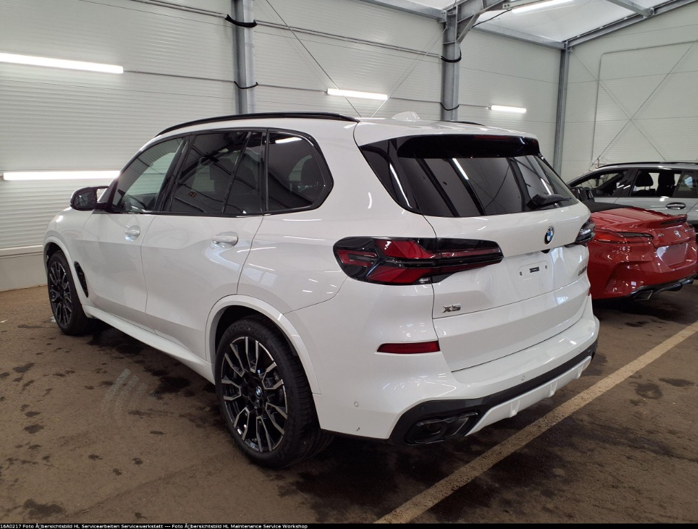 BMW X5 M60i