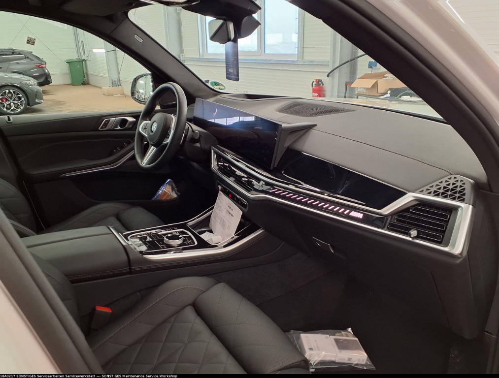 BMW X5 M60i