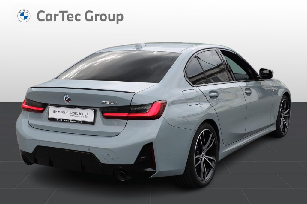 BMW 330i Sedan