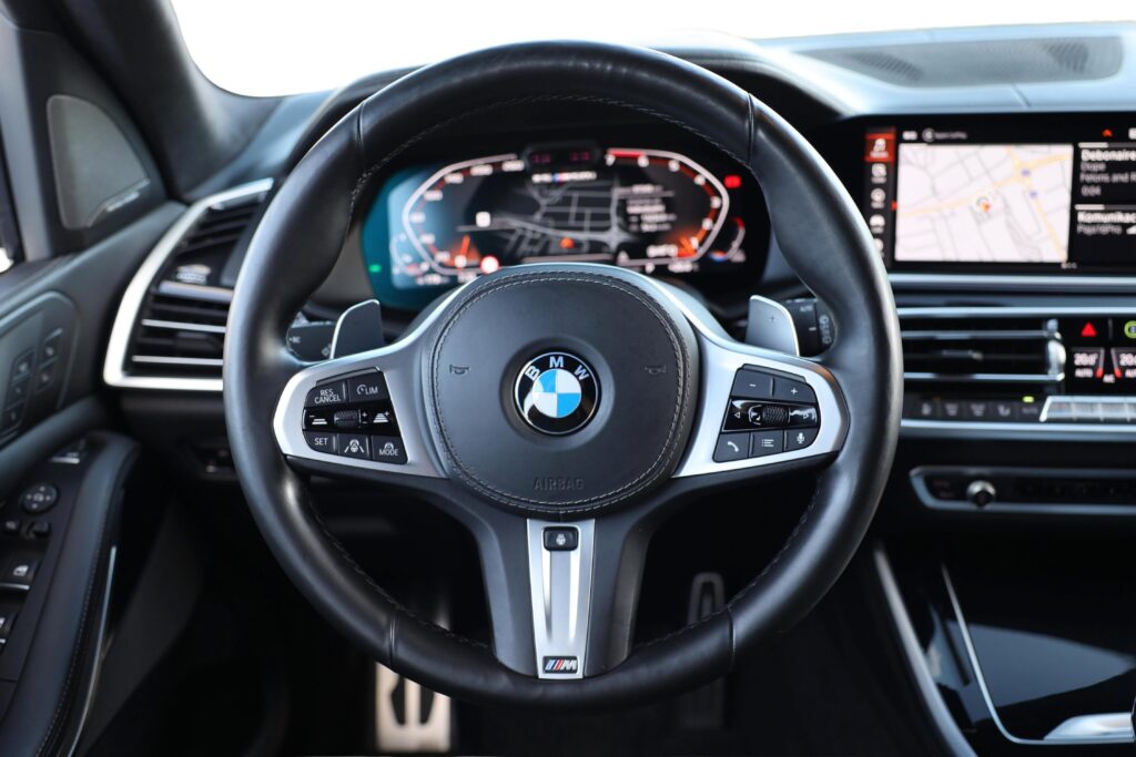BMW X5 M50i