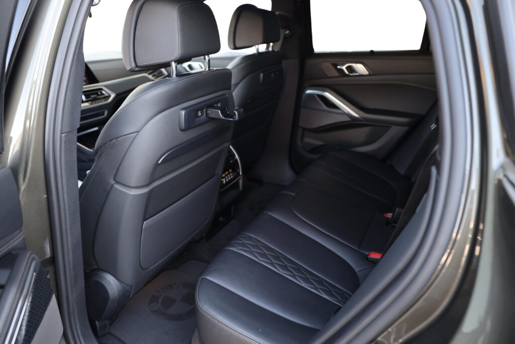 BMW X6 M50i