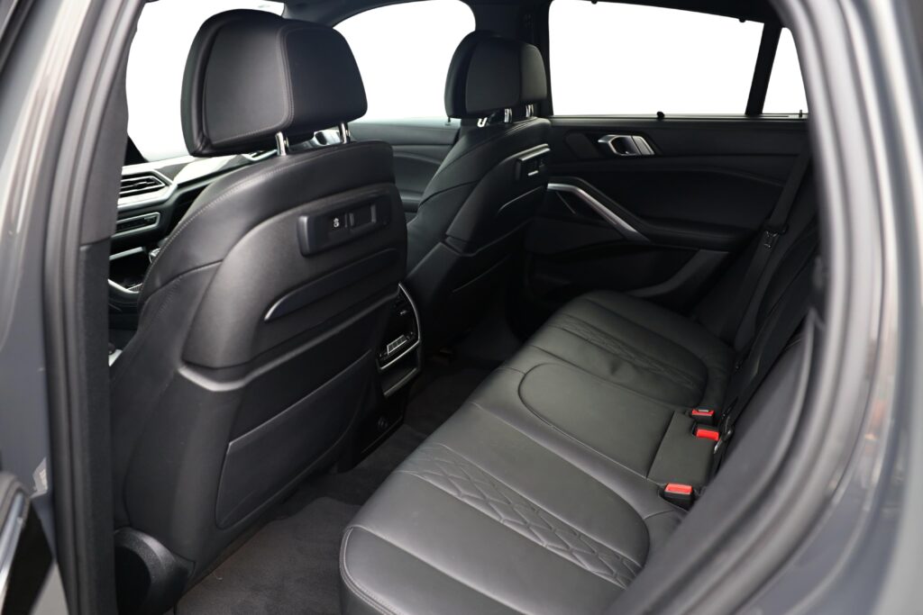 BMW X6 M50i