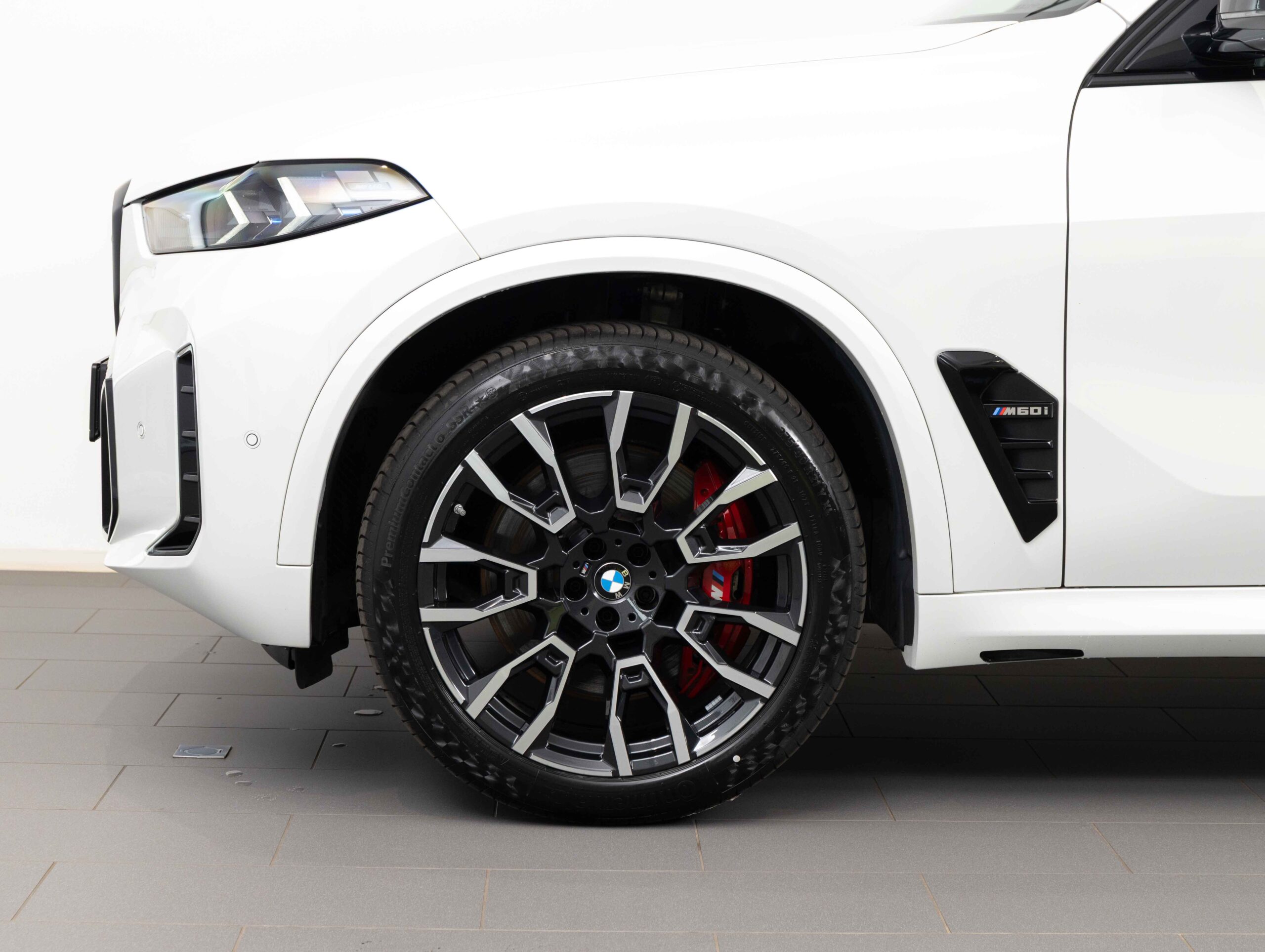 BMW X5 M60i