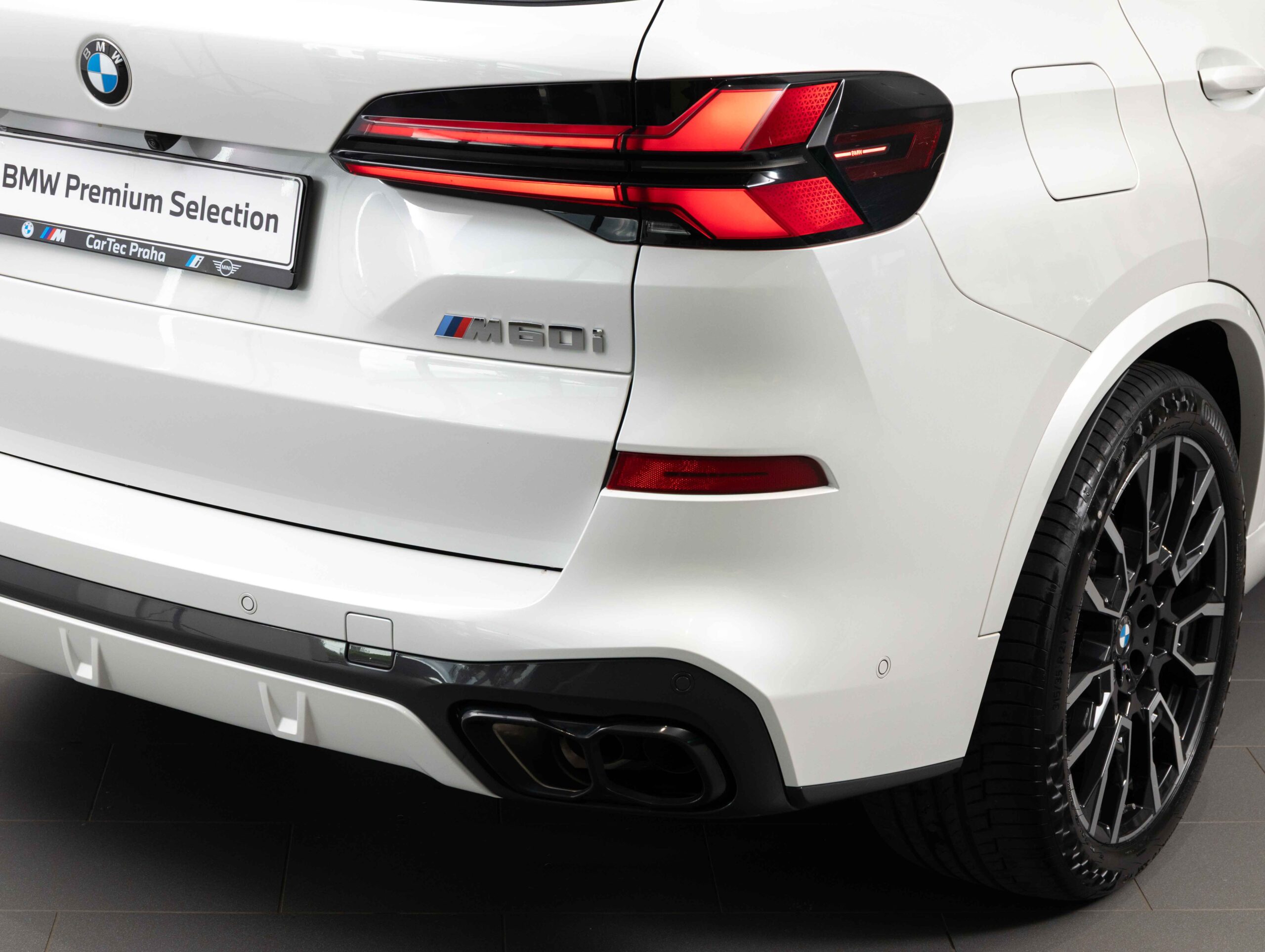 BMW X5 M60i