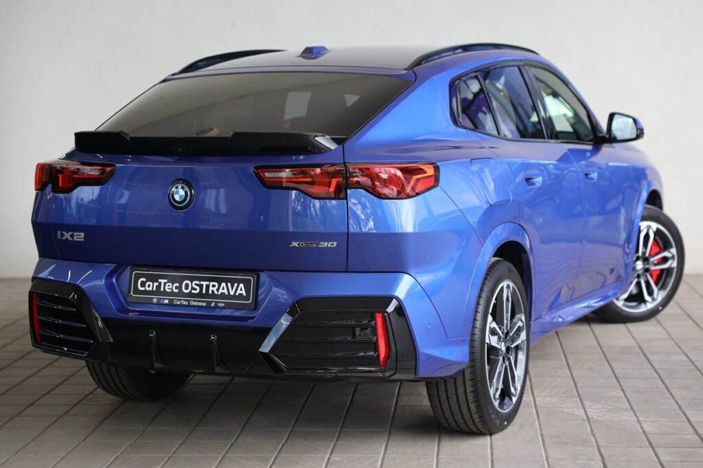 BMW iX2 xDrive30
