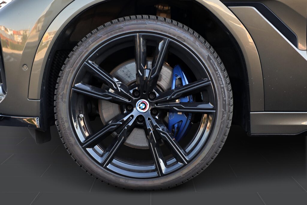 BMW X6 M50i