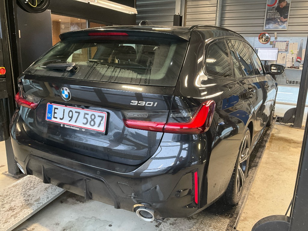 BMW 330i xDrive Touring
