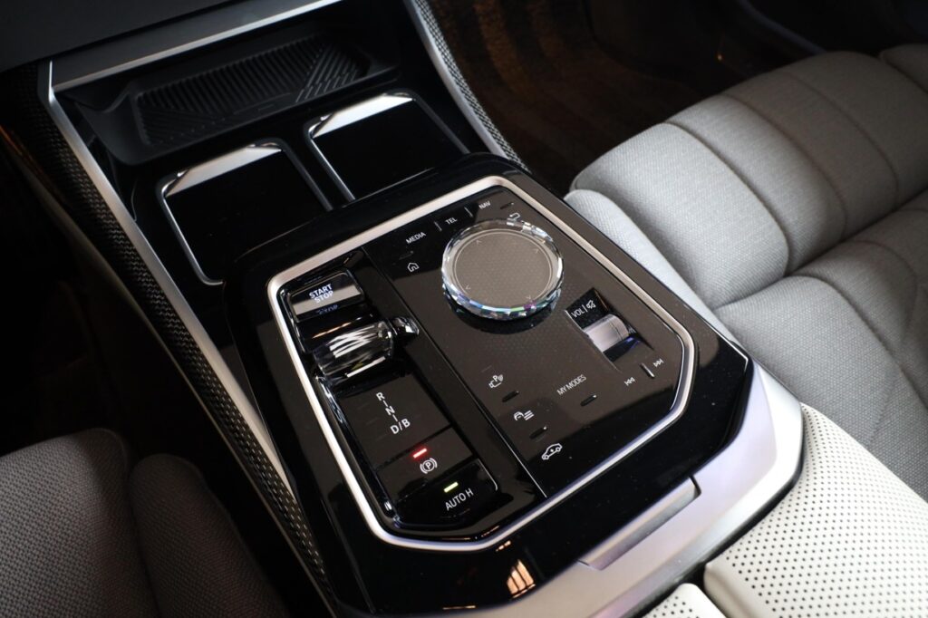 BMW i7 m70