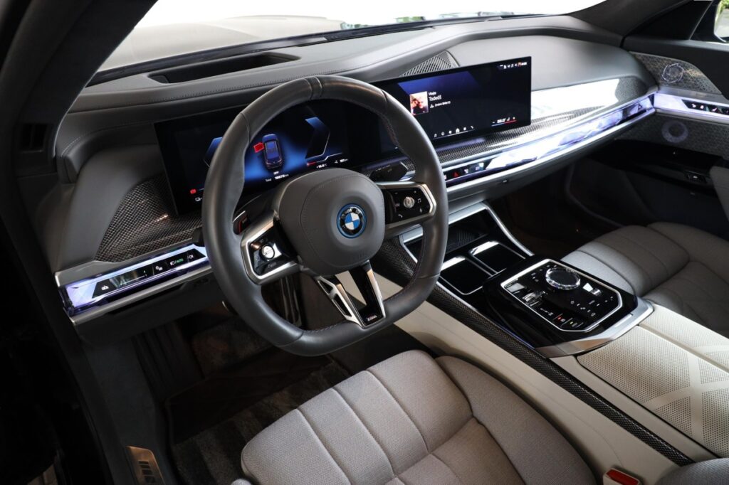 BMW i7 m70