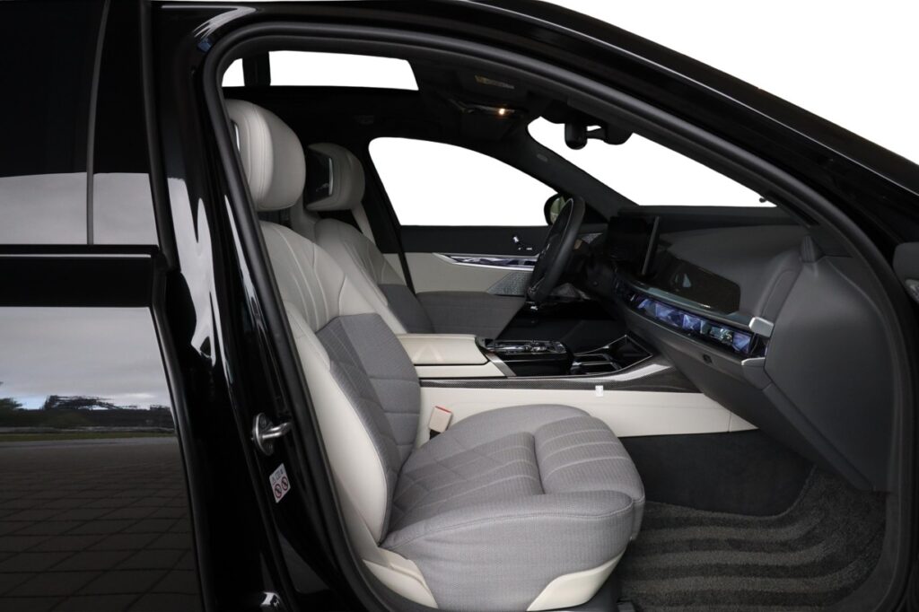 BMW i7 m70