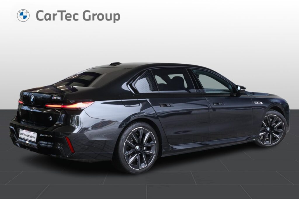 BMW i7 m70