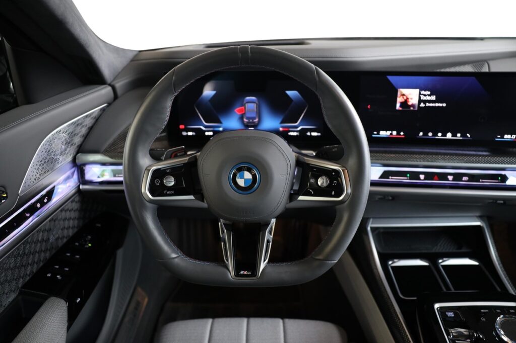 BMW i7 m70