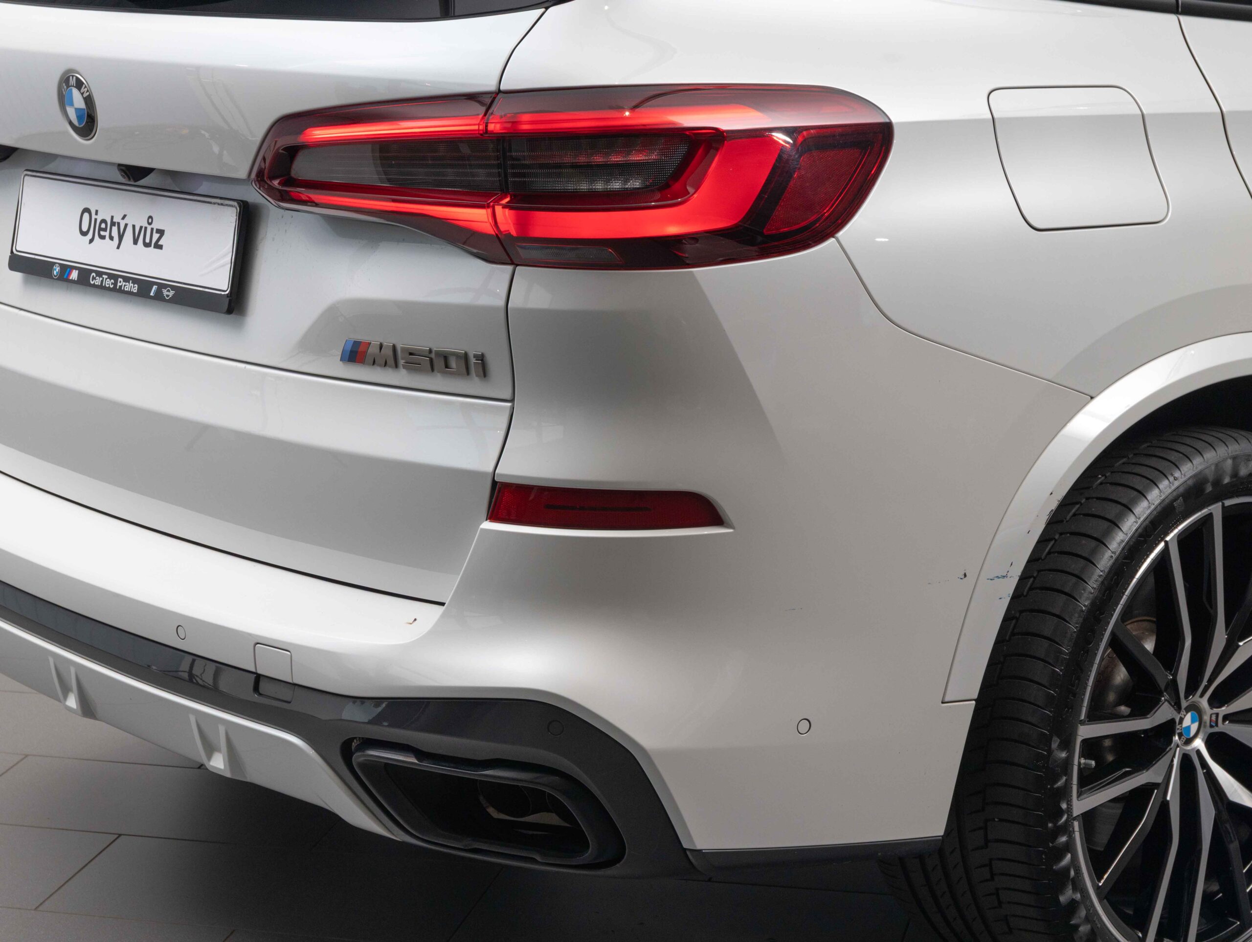 BMW X5 M50i