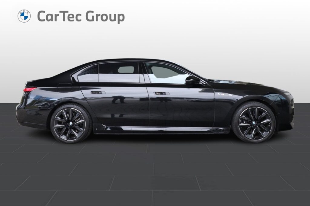 BMW i7 m70