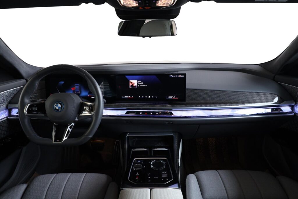 BMW i7 m70