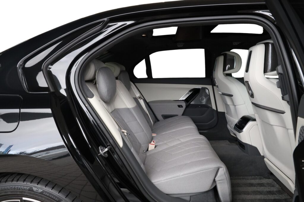 BMW i7 m70