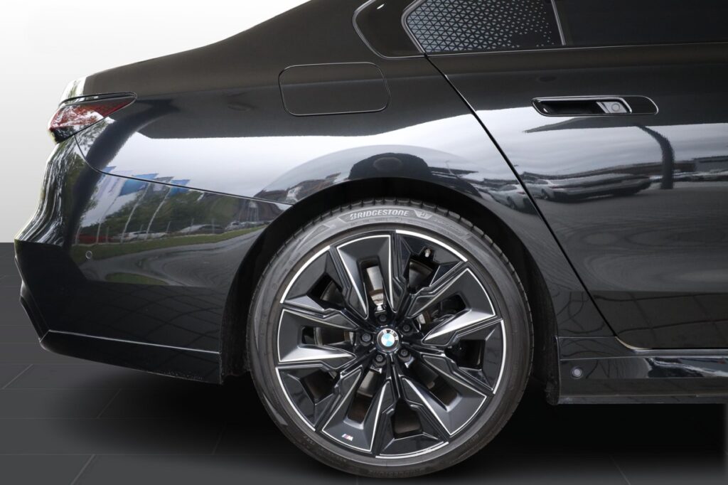 BMW i7 m70