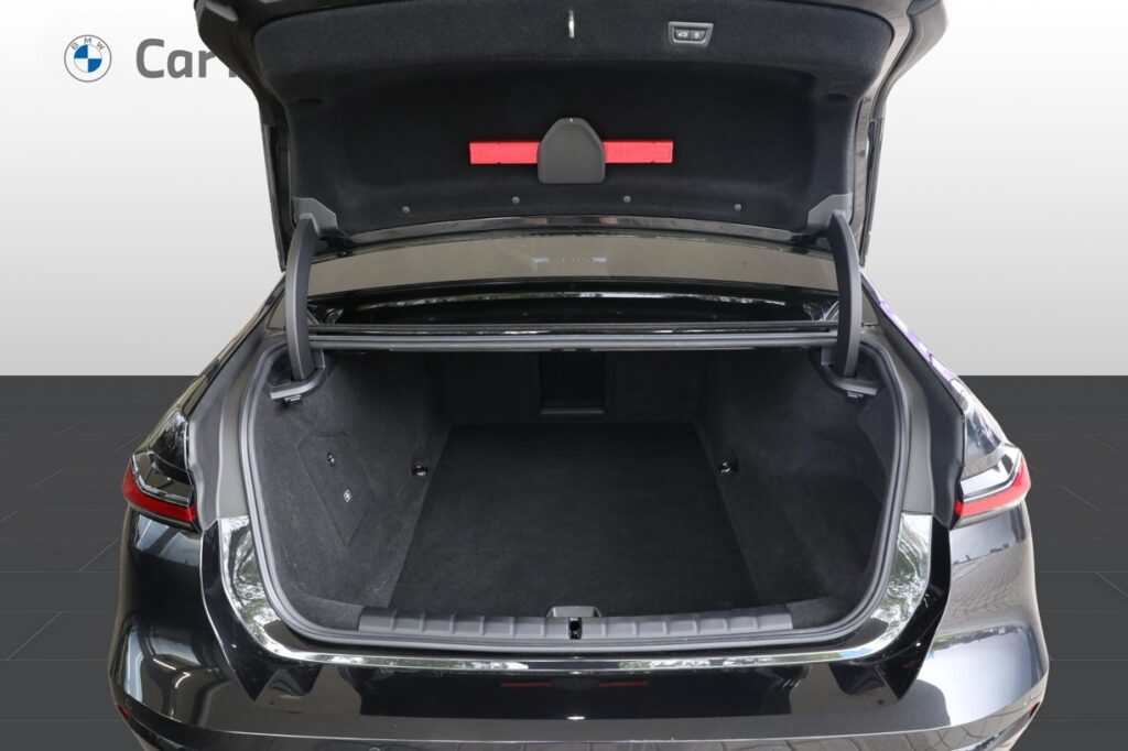 BMW i7 m70