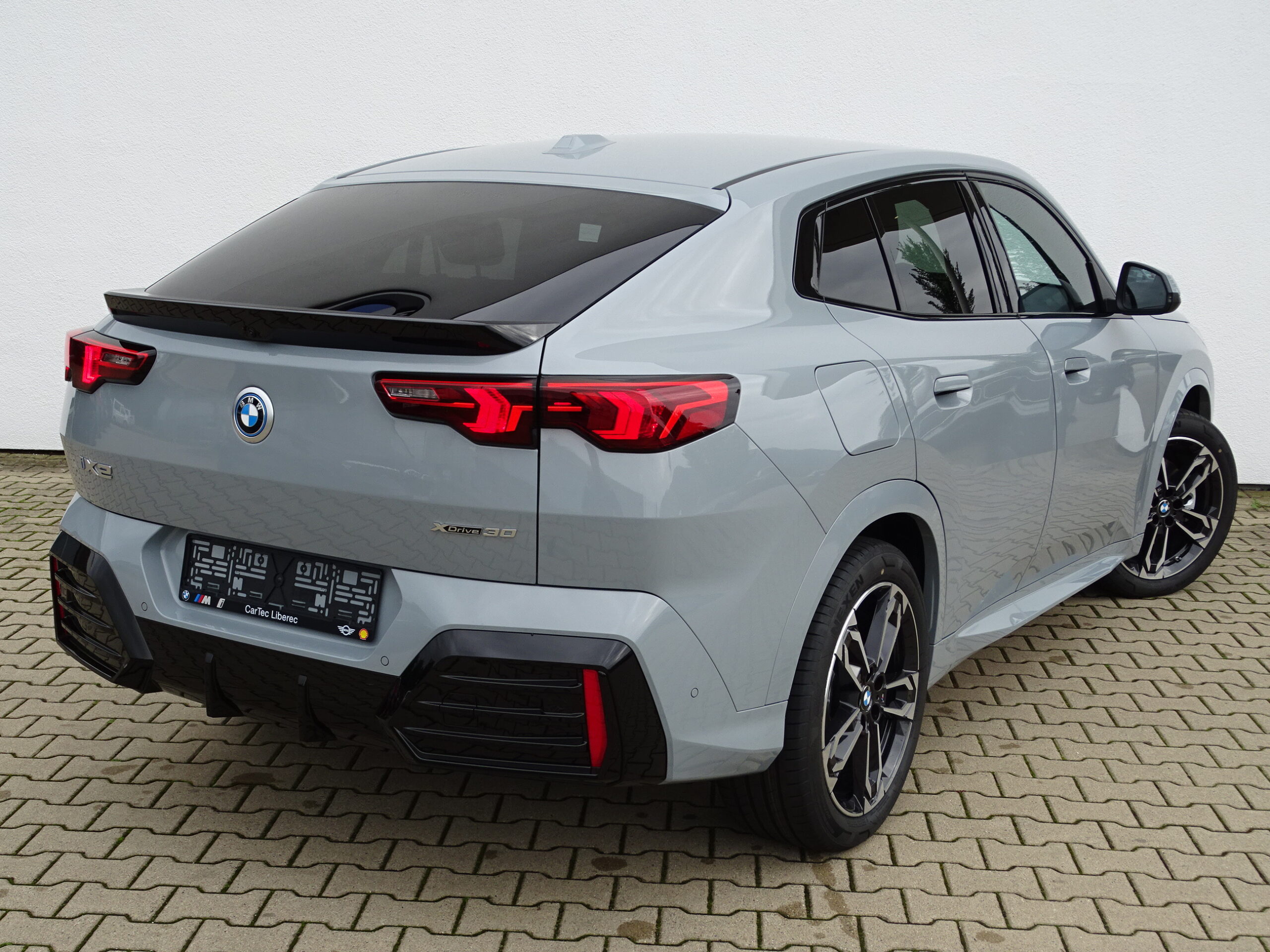 BMW iX2 xDrive30