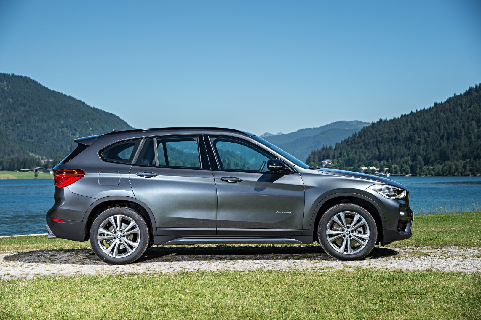 1554707771P90190752-highRes-the-new-bmw-x1-on-lo.jpg